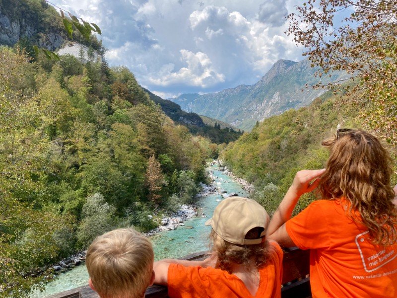 Een wandeling langs de turquoise rivier in de Soča Vallei met kinderen staat garant voor uren zwemmen en spelen in de natuur. Lees hier onze tips!